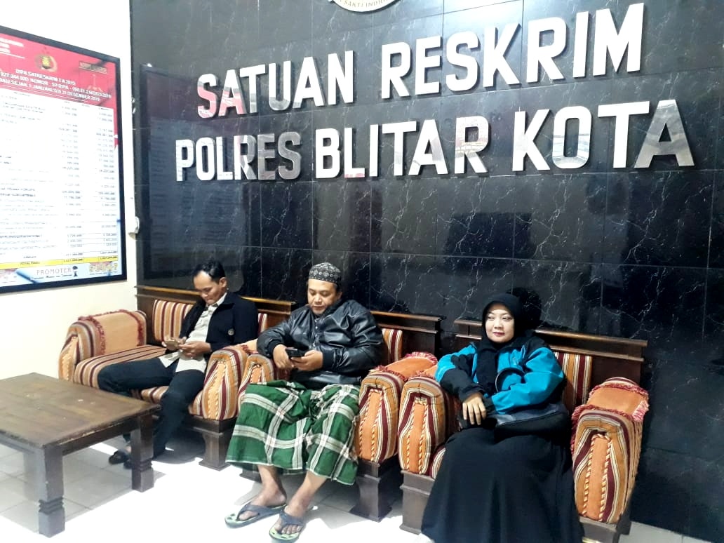 (kanan) ida Fitri, tersangka UU ITE di Mapolresta Blitar Kota. (Foto: Istimewa)