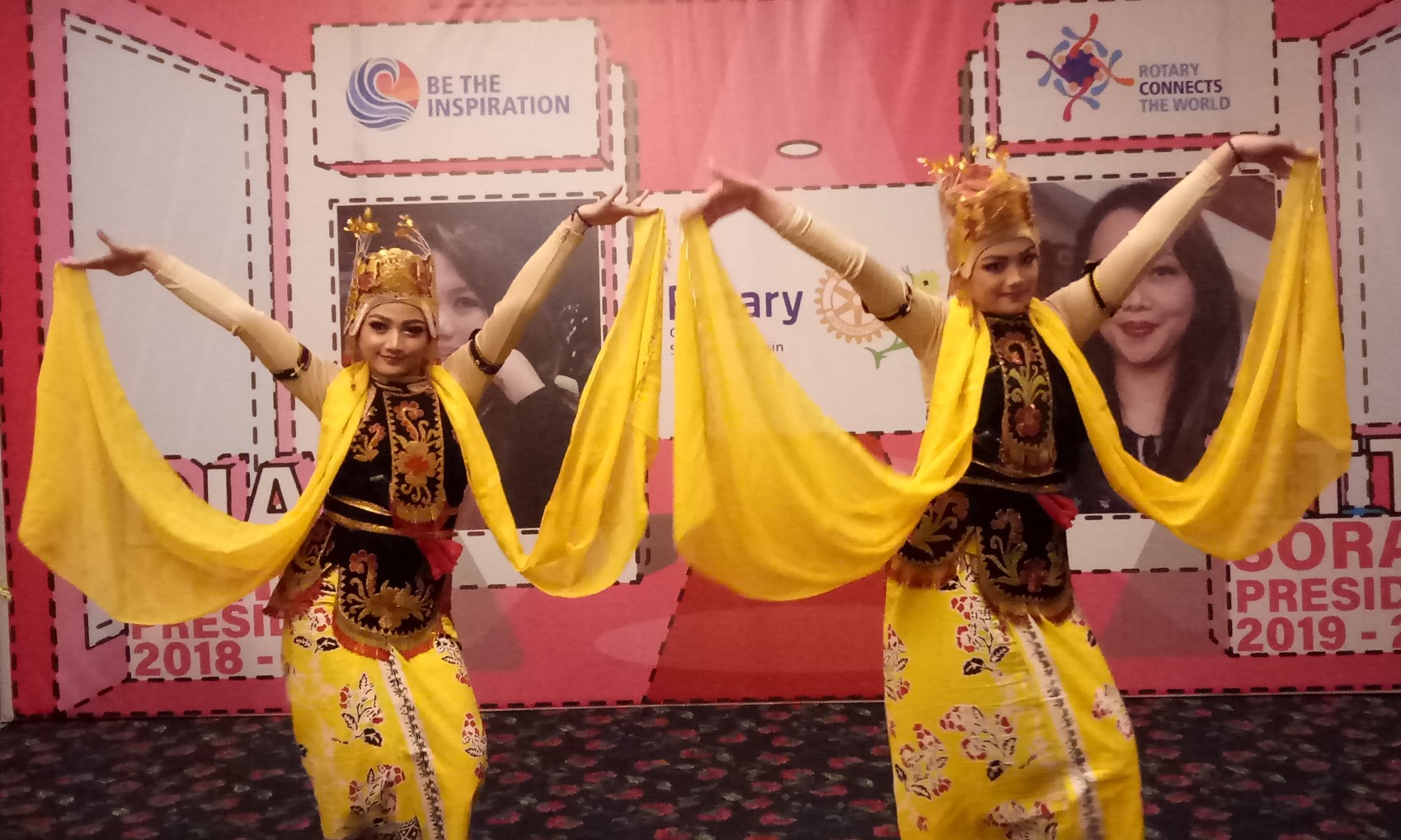 Tri Wulandari (kiri)  dengan adiknya Amalia Desiyani menari tarian Jejer Jaran Dawuk (Foto: Pita/ngopibareng.id)