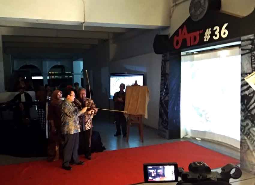 Rektor UNY Sutrisno Wibowo menyiapkan panah untuk membuka Pameran Pamit Pensiun Hajar Pamadhi.