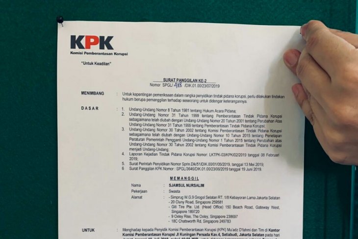 Surat panggilan tersangka Sjamsul Nursalim dan Itjih Nursalim ditempel di KBRI Singapura. (Foto: Antara)