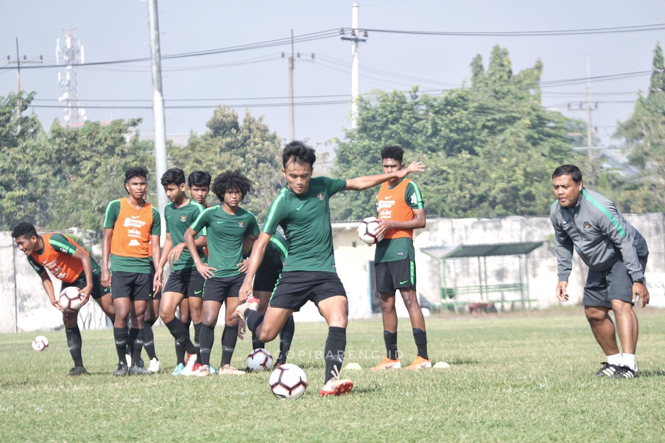 Skuat Timnas U-18 saat berlatih di Lapangan Jenggolo, Sidoarjo, Jawa Timur. (Foto: Haris/ngopibareng.id)