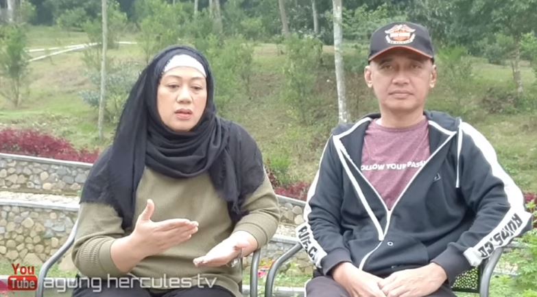 Agung Hercules ditemani sang istri, Mira Rahayu, di chanel YouTube Agung Hercules TV.