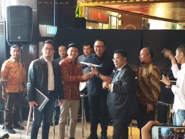 Momen perdamaian pihak Garuda Indonesia dengan YouTuber Rius Vernandes, Jumat 19 Juli 2019. (Foto: Instagram Hotman Paris Official)