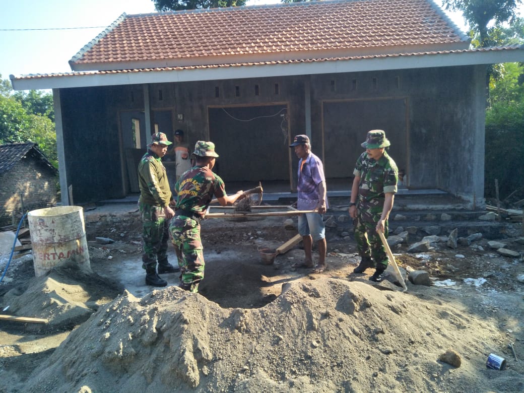 Suasana pembangunan gedung Gapoktan