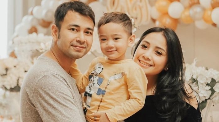 Pasangan Raffi Ahmad dan Nagita Slavina bersama putranya, Rafathar Malik Ahmad.