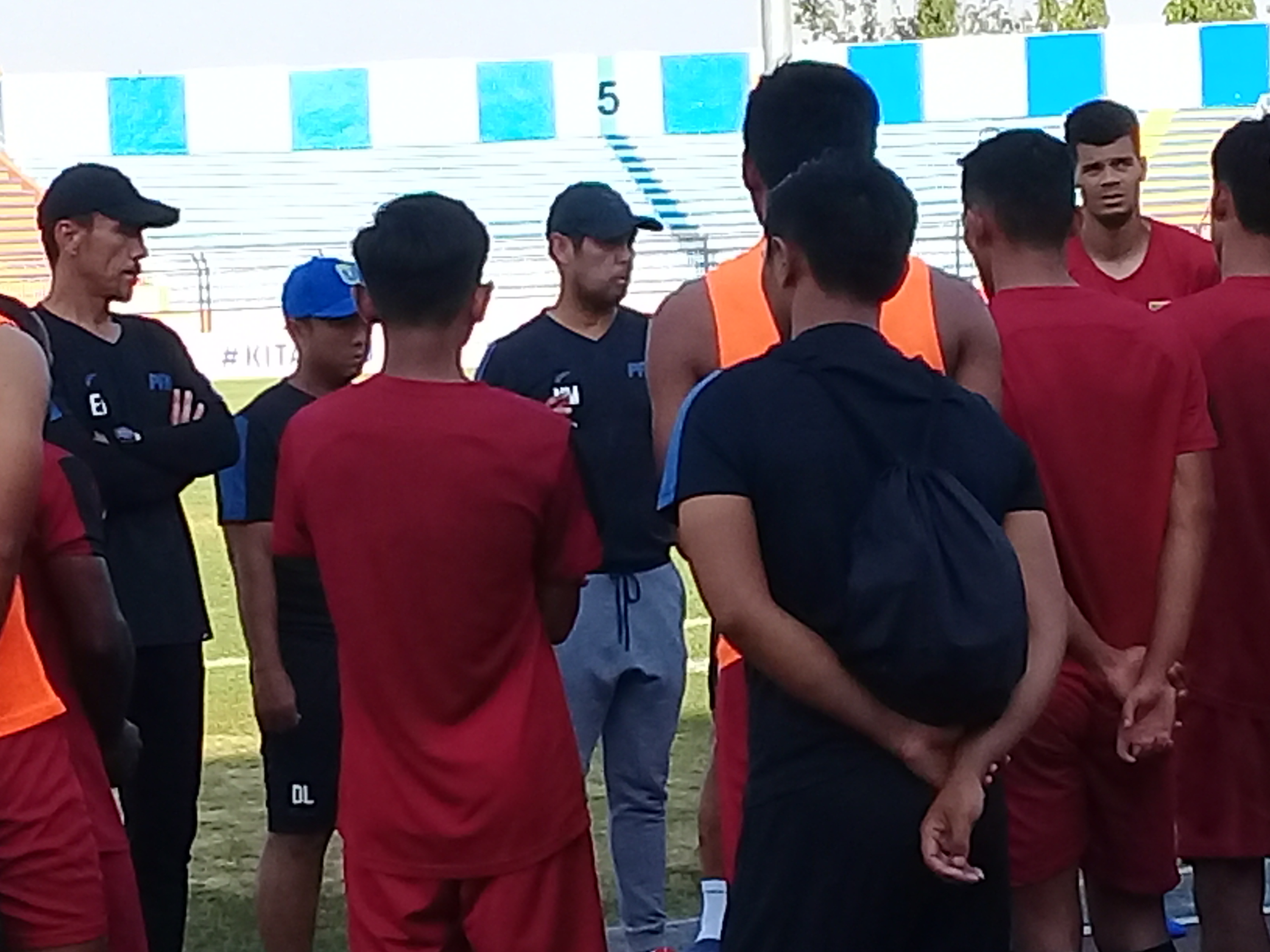 Nil Maizar saat akan membuka sesi latihan ringan di Stadion Surajaya, Lamongan, Jumat 19 Juli 2019. (Foto: Nasih/ngopibareng.id)