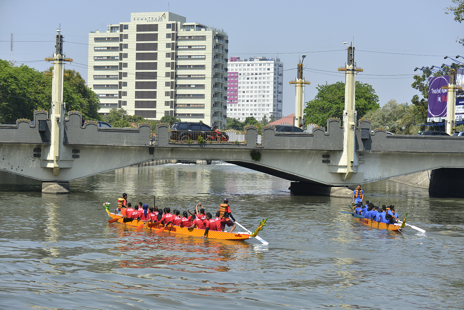 ilustrasi lomba dayung di Sungai Kalimas. (foto: dok. humas pemkot Surabaya)