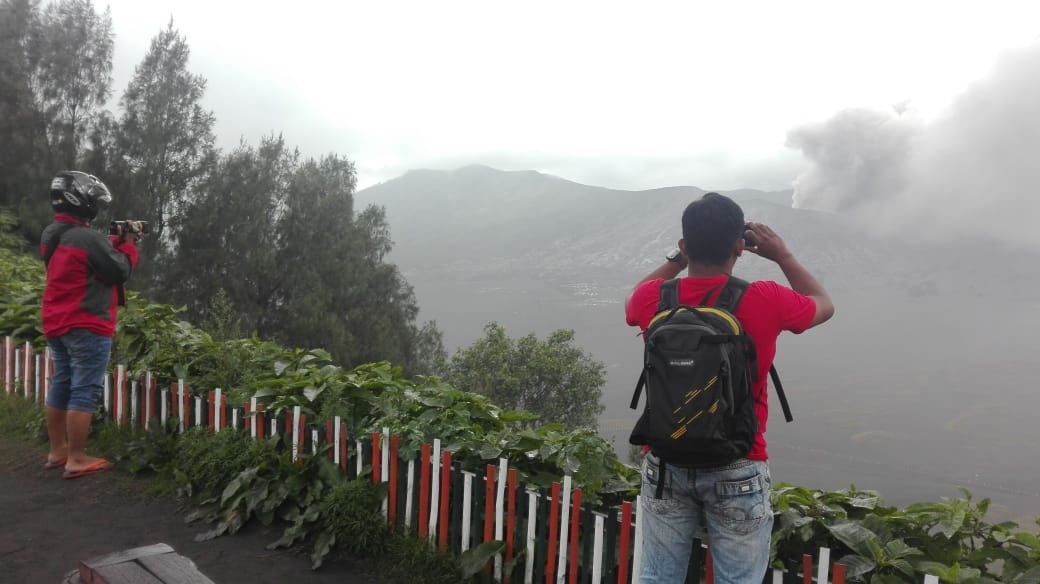 GUNUNG Bromo kembali ‘batuk-batuk’, Jumat sore. (Foto: Ikhsan/ngopibareng.id)