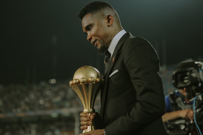 Samuel Eto'o ketika membawa Piala Afrika dalam salah satu seremoni menjelang kick-off final Piala Afrika 2019. (Foto: Twitter/@CAF_Online)