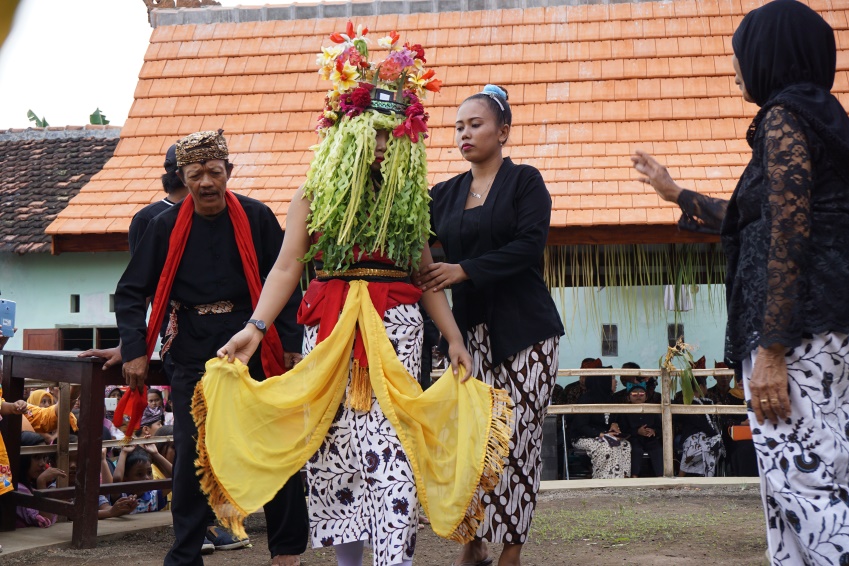 Pelaksanaan upacara adat Seblang. (Foto: Tim penelitian UNESA)