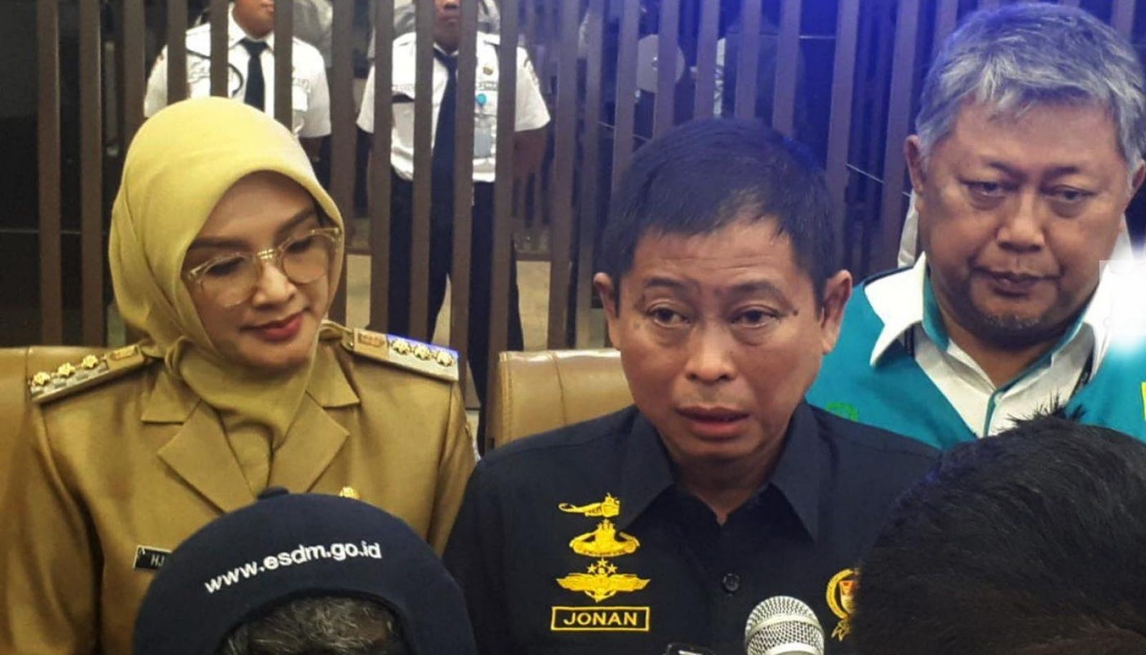 BUPATI Puput Tantriana Sari bersama Menteri ESDM, Ignasius Jonan. (foto: dokumen/ngopibareng.id)