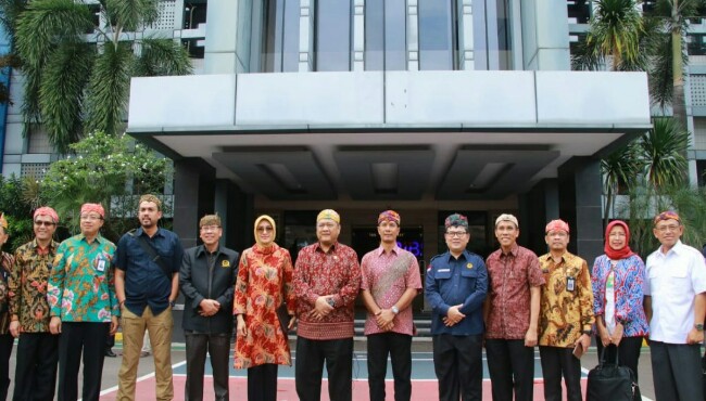 BUPATI Puput Tantriana Sarnomor lima dari kiri) bersama Wakil Ketua Komisi VII (Energi, Riset, Teknologi dan Lingkungan Hidup), Ridwan Hisjam di PLTU Paiton. (foto: Istimewa/ngopibareng.id)