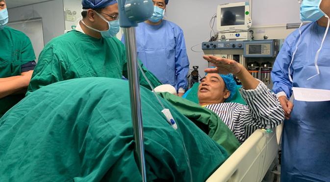Aktor Simon Yam mendapat perawatan medis. (Foto: Emperor Entertainment Group via AP)