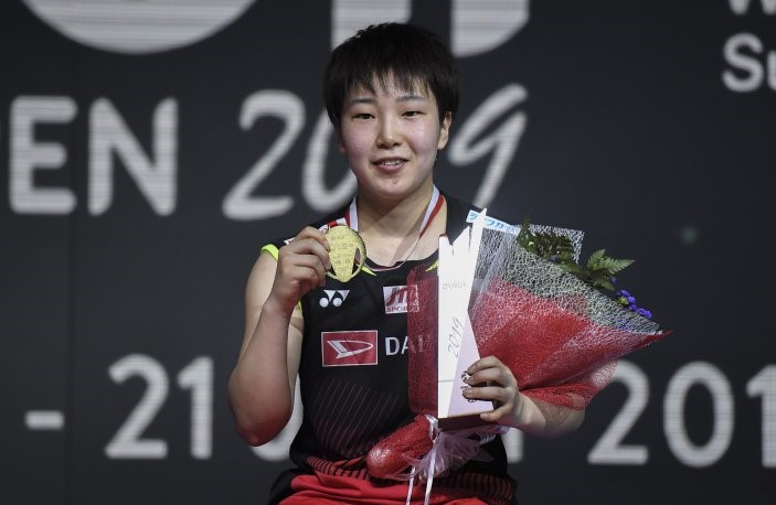 Pebulu tangkis putri Jepang Akane Yamaguchi menunjukkan medali usai mengalahkan pebulu tangkis putri India Pusarla Venkata Sindhu pada babak final Blibli Indonesia Open 2019 di Istora Senayan, Jakarta, Minggu, 21 Juli 2019. (Foto: Antara)