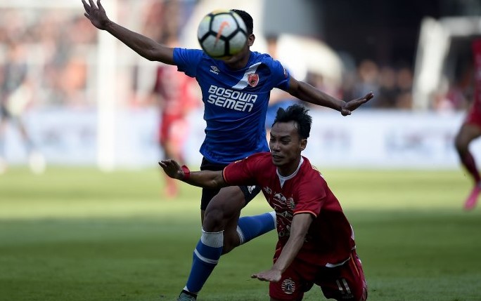 Pesepak bola Persija Jakarta Novri Setiawan (kanan) berebut bola dengan pesepak bola PSM Makassar Asnawi Mangkualam Bahar (kiri) dalam pertandingan Final Piala Indonesia 2018-2019 leg pertama di Stadion Utama Gelora Bung Karno (GBK), Senayan, Jakarta, Minggu, 21 Juli 2019. (Foto: Ant)