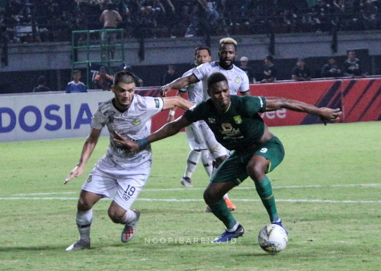 Keberuntungan tak berpihak pada Amido Balde setelah dua peluangnya digagalkan tiang gawang. (Foto: Haris/ngopibareng.id)