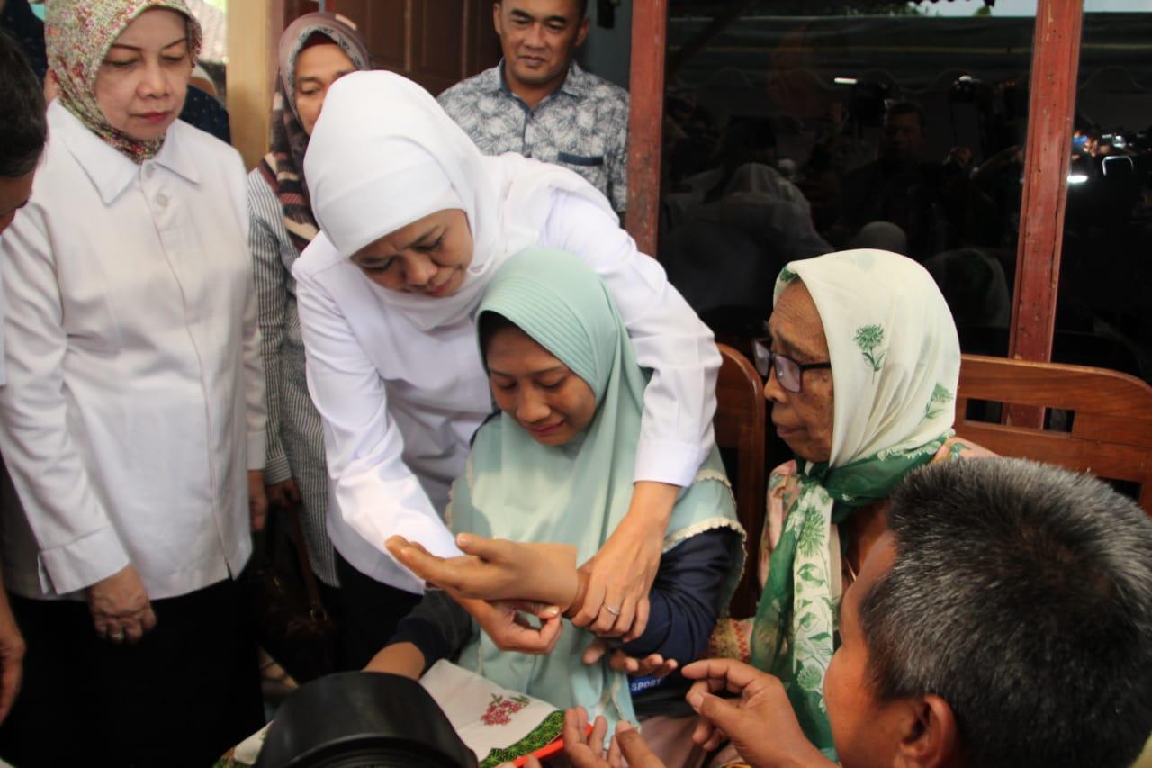 Gubernur Jatim, Khofifah Indar Parawansa saat memasangkan tangan palsu kepada penderita schizoprenia, Widji Fitriani. (Foto: Dok Pemprov Jatim)