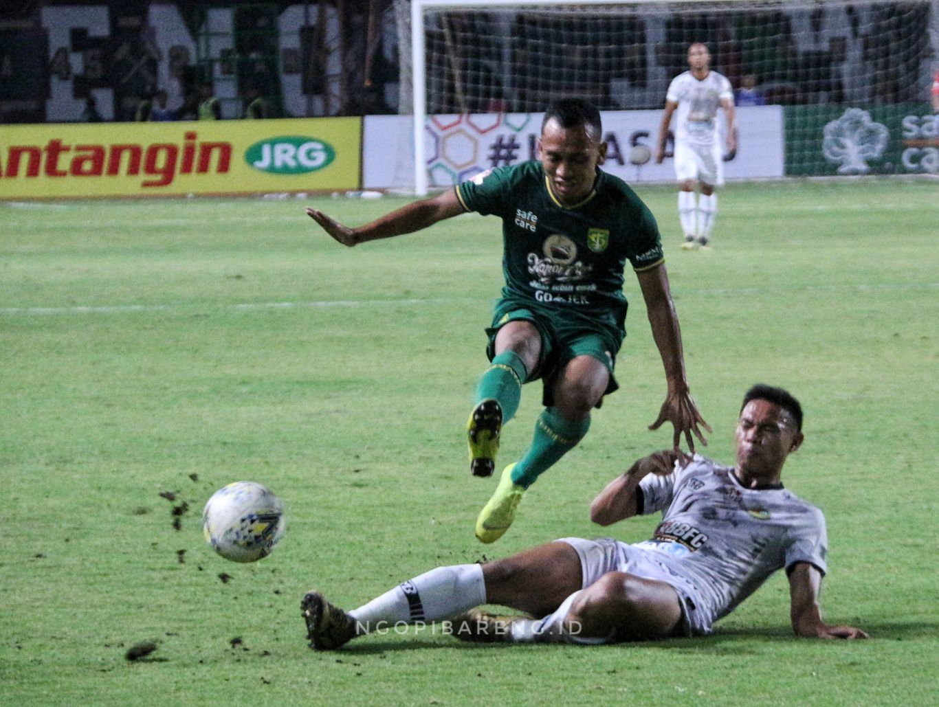 Pemain Persebaya, Irfan Jaya berusaha melewati pemain Tira Persikabo, Abduh Lestaluhu. (Foto: Haris/ngopibareng.id)