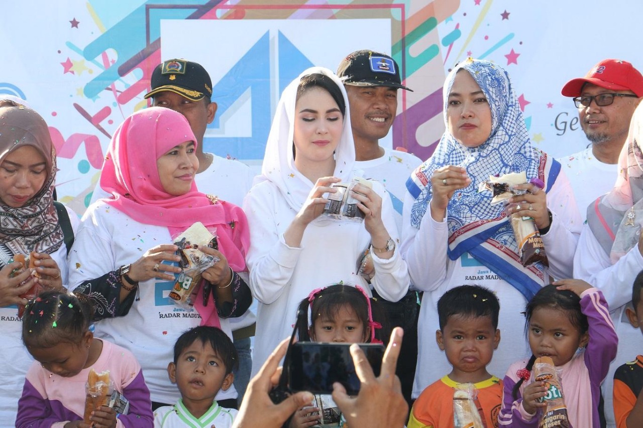 Arumi Bachsin saat sarapan roti dengan anak-anak PAUD di Sumenep. (Foto: Humas Pemprov)