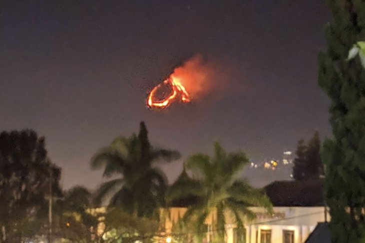 Lereng gunung Panderman terbakar hebat. Hingga saat ini belum diketahui penyebabnya. (Foto: Ant)