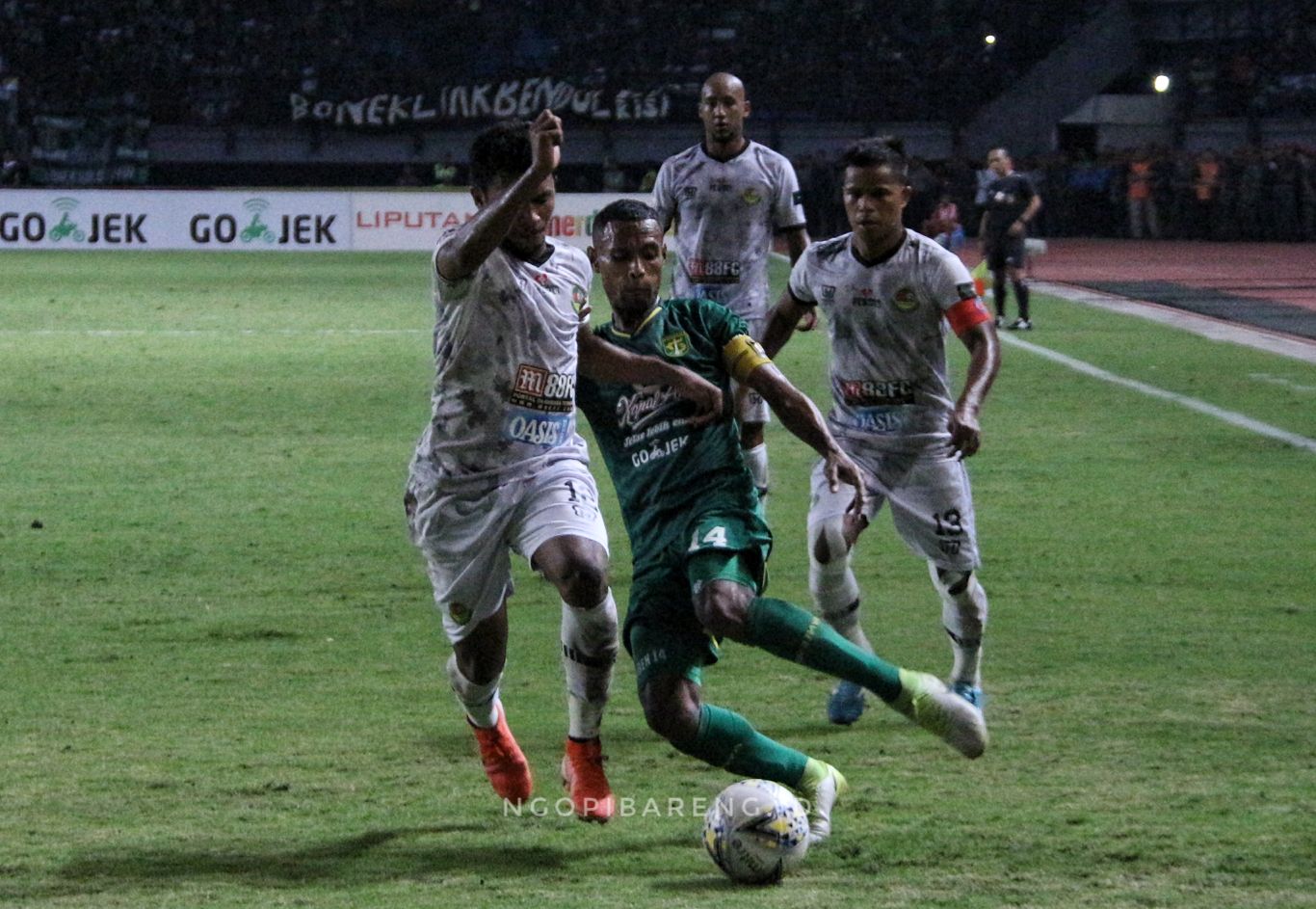 Kapten Persebaya, Ruben Sanadi saat berusaha melewati pemain belakang Tira Persikabo. (Foto: Haris/ngopibareng.id)