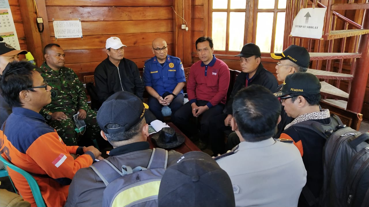 Sekretaris Daerah (Sekda) Kota Batu dan Tim Gabungan Pemadam Kebakaran Hutan Gunung Panderman melakukan rapat koordinasi terkait pemadaman kebakaran. (dok:foto istimewa)