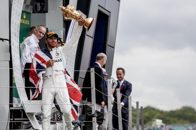 Lewis Hamilton disarankan tetap di Mercedes oleh kompatriotnya, Jenson Button. (Foto: Twitter/@MercedesAMGF1)