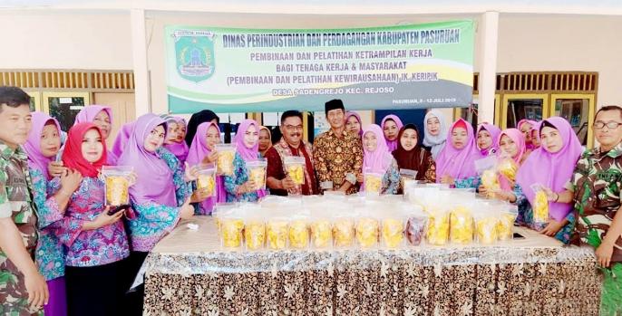 Plelatihan pengemasan produk home industri dan pemasaran bagi ibu-ibu rumah tangga di desa Sadengrejo. (Foto: Humas)