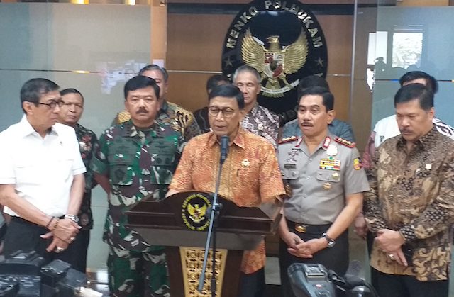 Menko Polhukam Wiranto didampingi Menkum HAM Yasonna Laoly dan Panglima TNI Marsekal Hadi Tjahjanto dalam konferensi pers, Senin, 22 Juli 2019. (Foto: Ant)