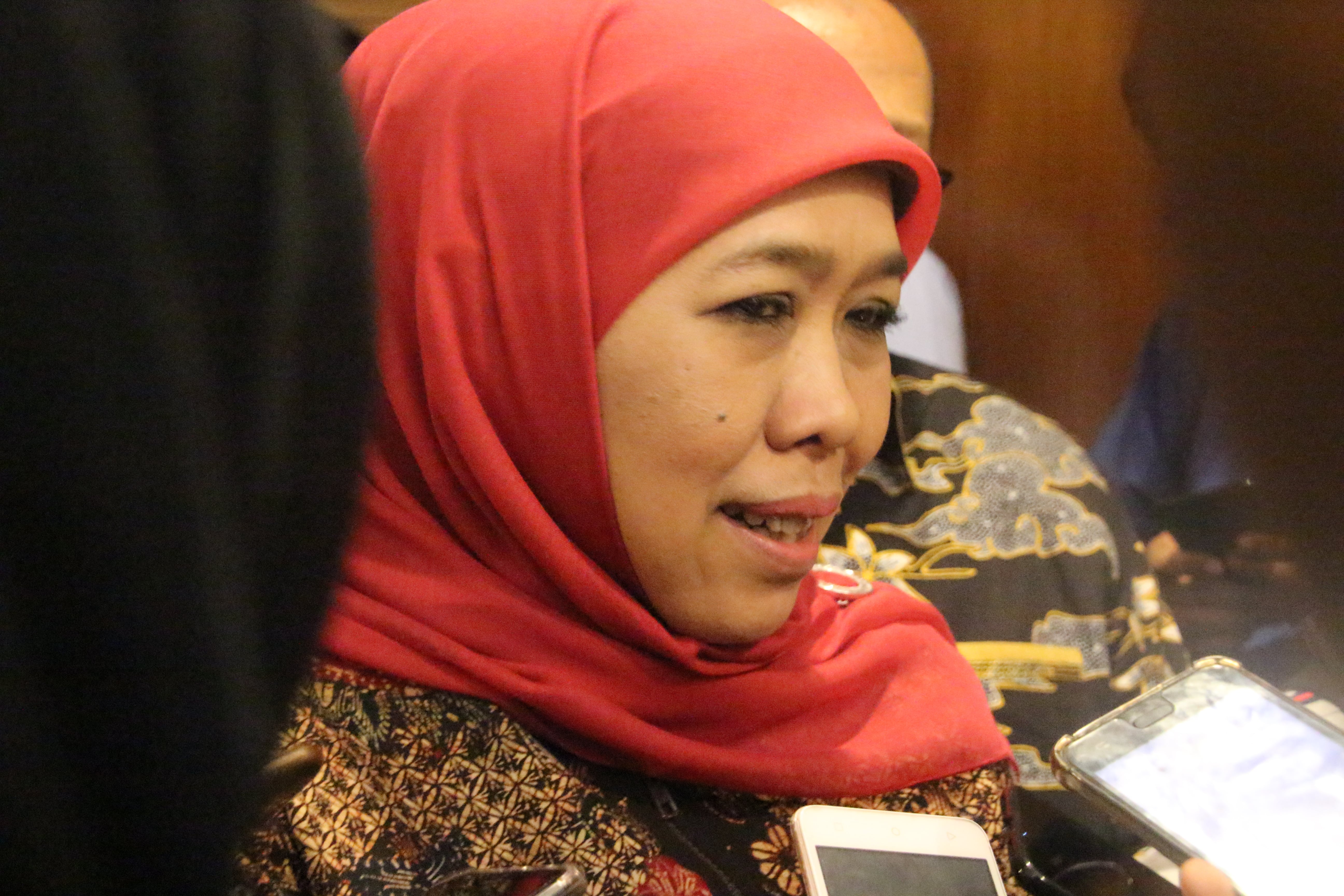 Gubernur Jatim Khofifah Indar Parawansa usai menghadiri acara PKH Plus di Surabaya. (Foto: Faiq/ngopibareng.id)