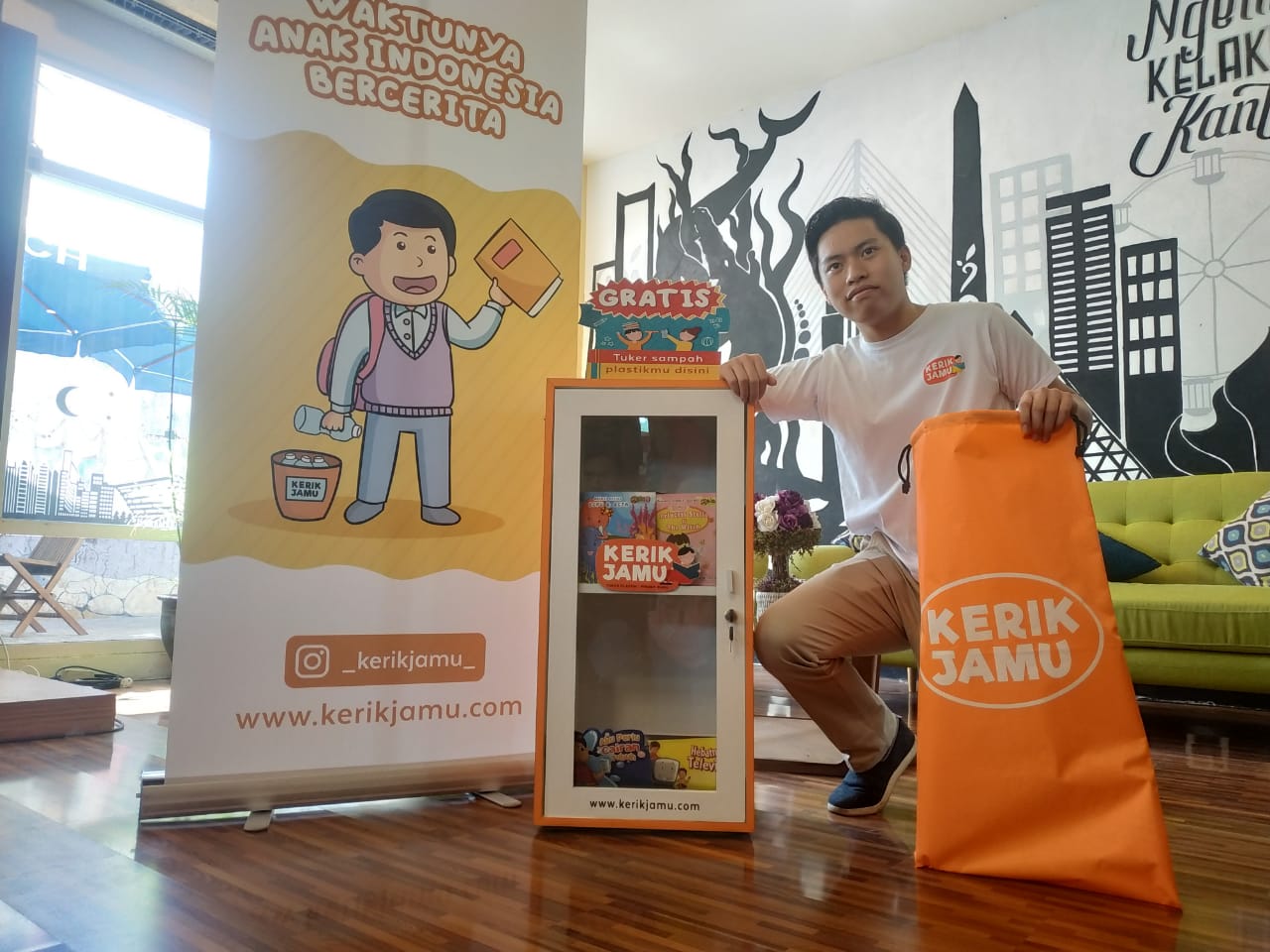 Oliver Utomo Budiman saat menunjukan perpustakaan Kerik Jamu, Selasa, 23 Juli 2019. (Foto: Istimewa)