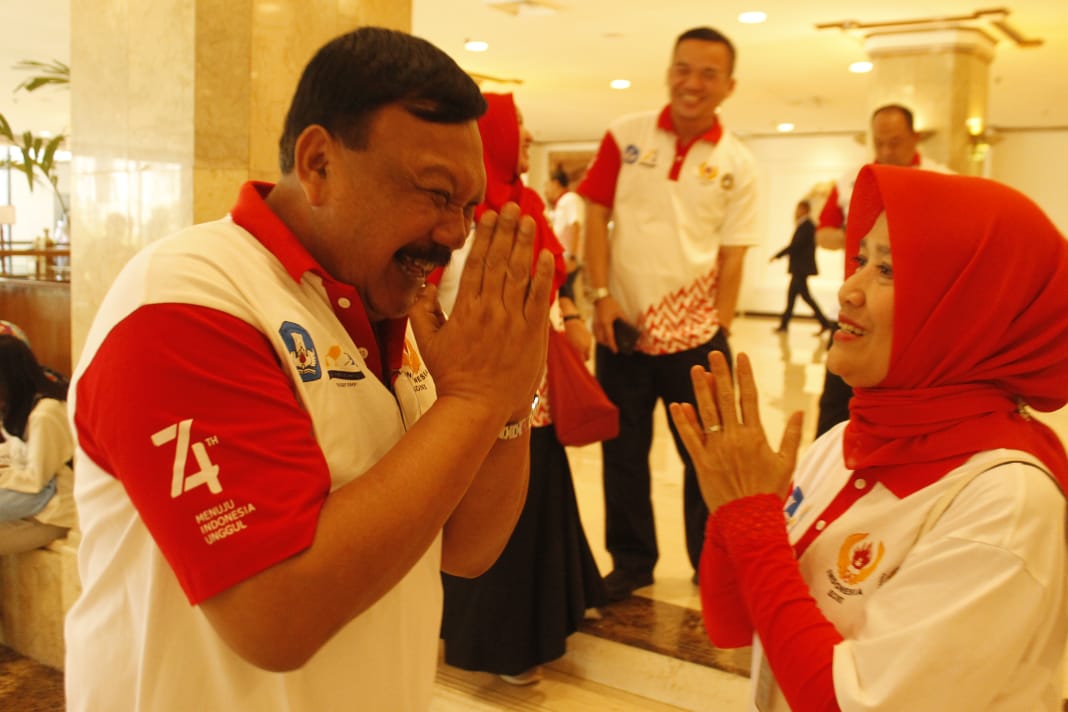 Mayjen (Pur) Soewarno (kiri) bersama koleganya. (Foto: ist/ngopibareng.id)