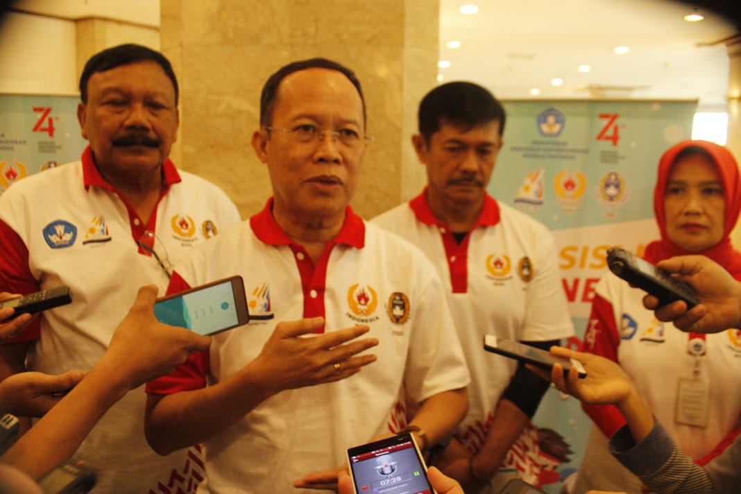 Dirjen Guru dan Tenaga Kependidikan  Supriano, selaku penanggung jawab GSI tingkat SMP,  didampingi wakil Koni Suwarno dan pelatih Indra Safri.  ( foto: asmanu/ngopibareng.id)