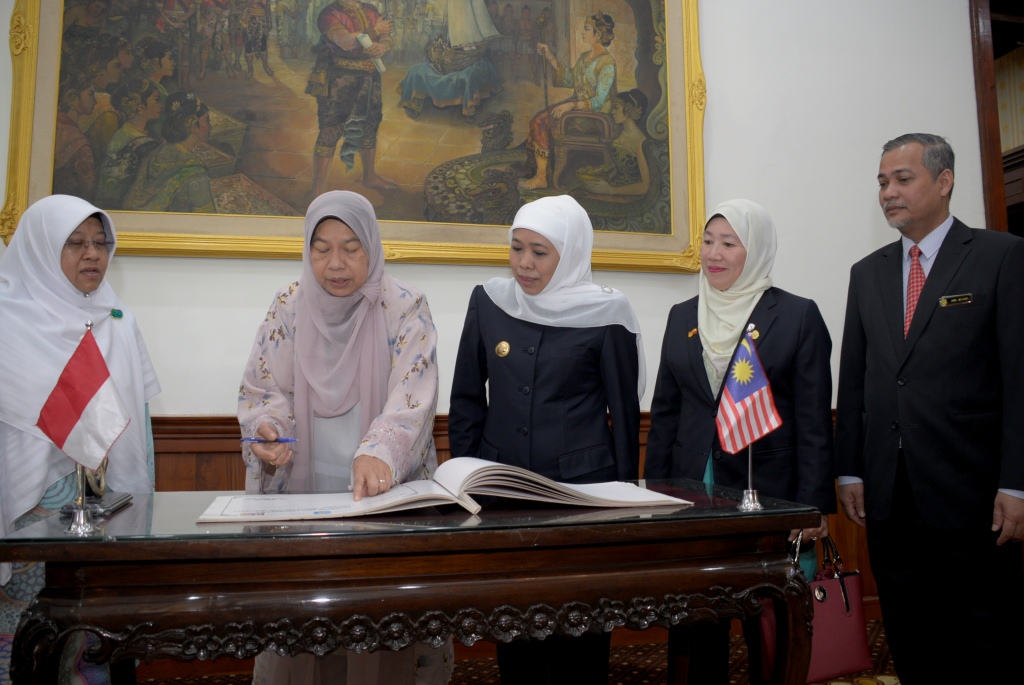 Gubernur Jawa Timur Khofifah Indar Parawansa saat menyambut kedatangan Menteri Perumahan dan Kerajaan Tempatan Malaysia Hj. Zuraida binti Kamaruddin di Gedung Grahadi, Surabaya. (Foto: Pemprov Jatim)