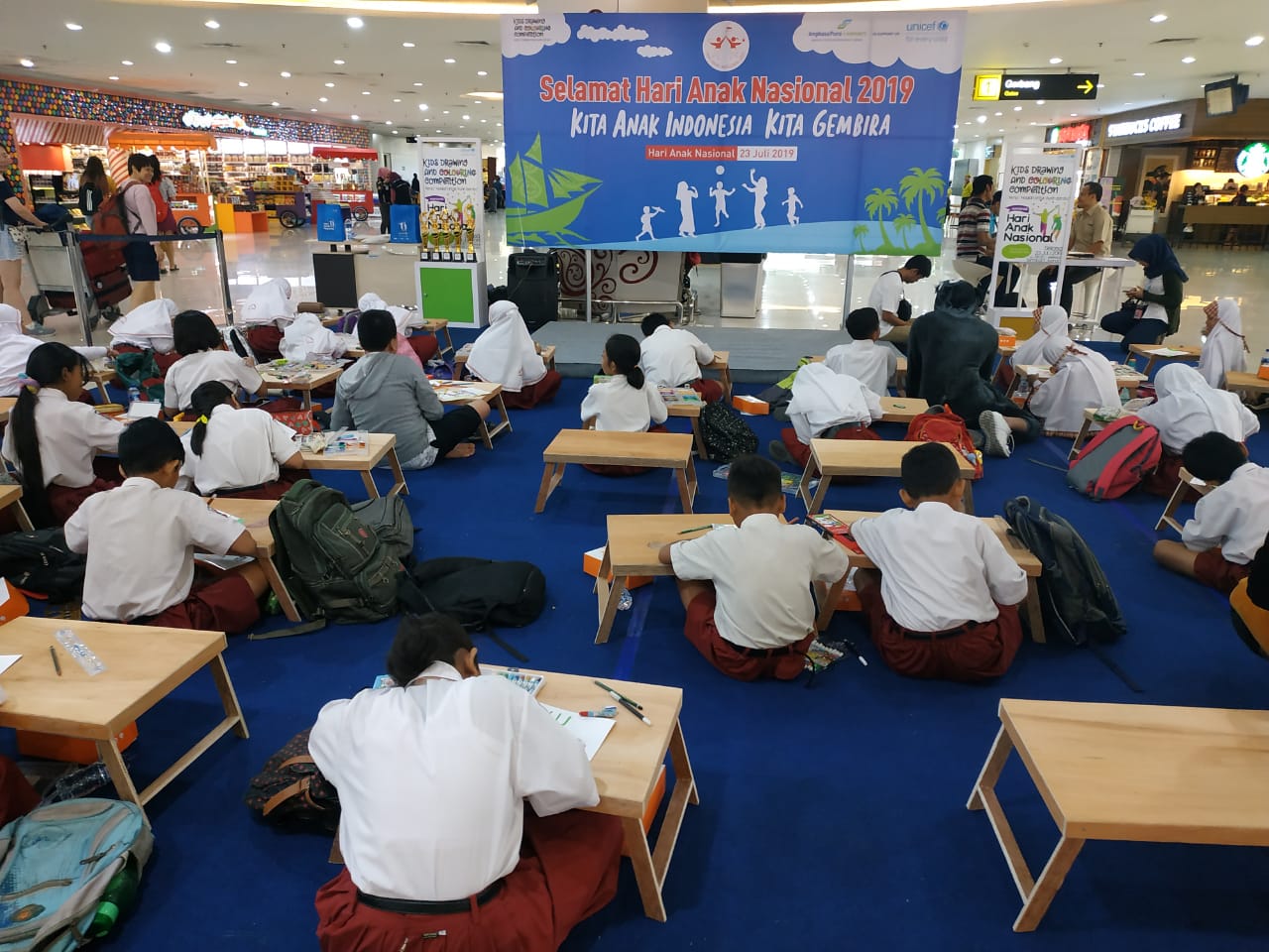 Anak-anak sekolah dasar saat mengikuti lomba mewarnai di T2 Bandara Juanda. (Foto: Istimewa)