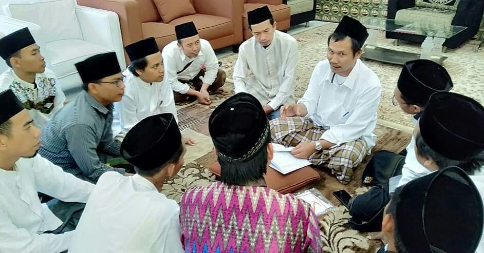 KH Bahauddin Nur Salim, asal Rembang, bersama para santrinya. (Foto: ist/ngopibareng.id)