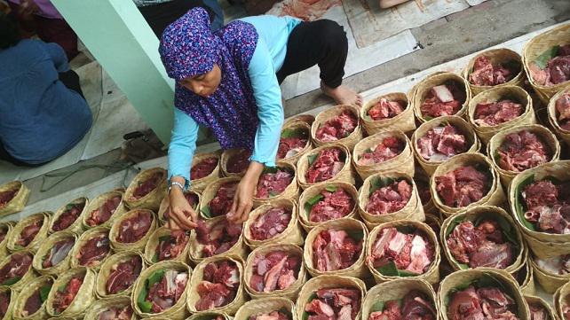 Pembangian daging kurban tanpa menggunakan plastik.