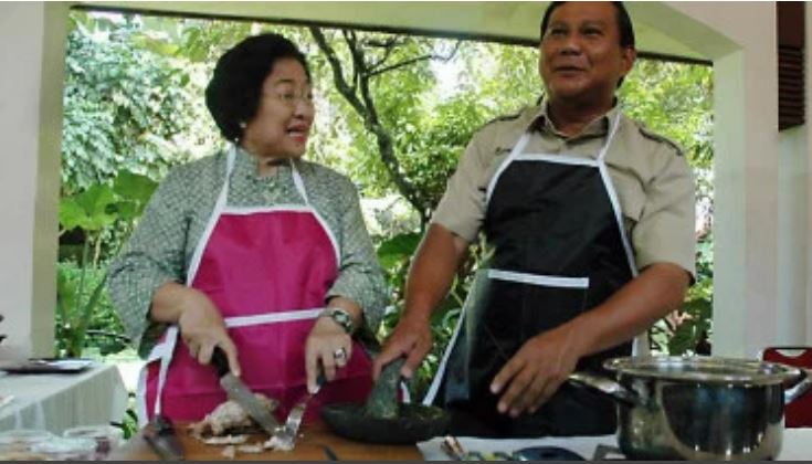 Megawati dan Prabowo berpasangan saat Pilpres 2009.  (Foto: Antara/Khijul)