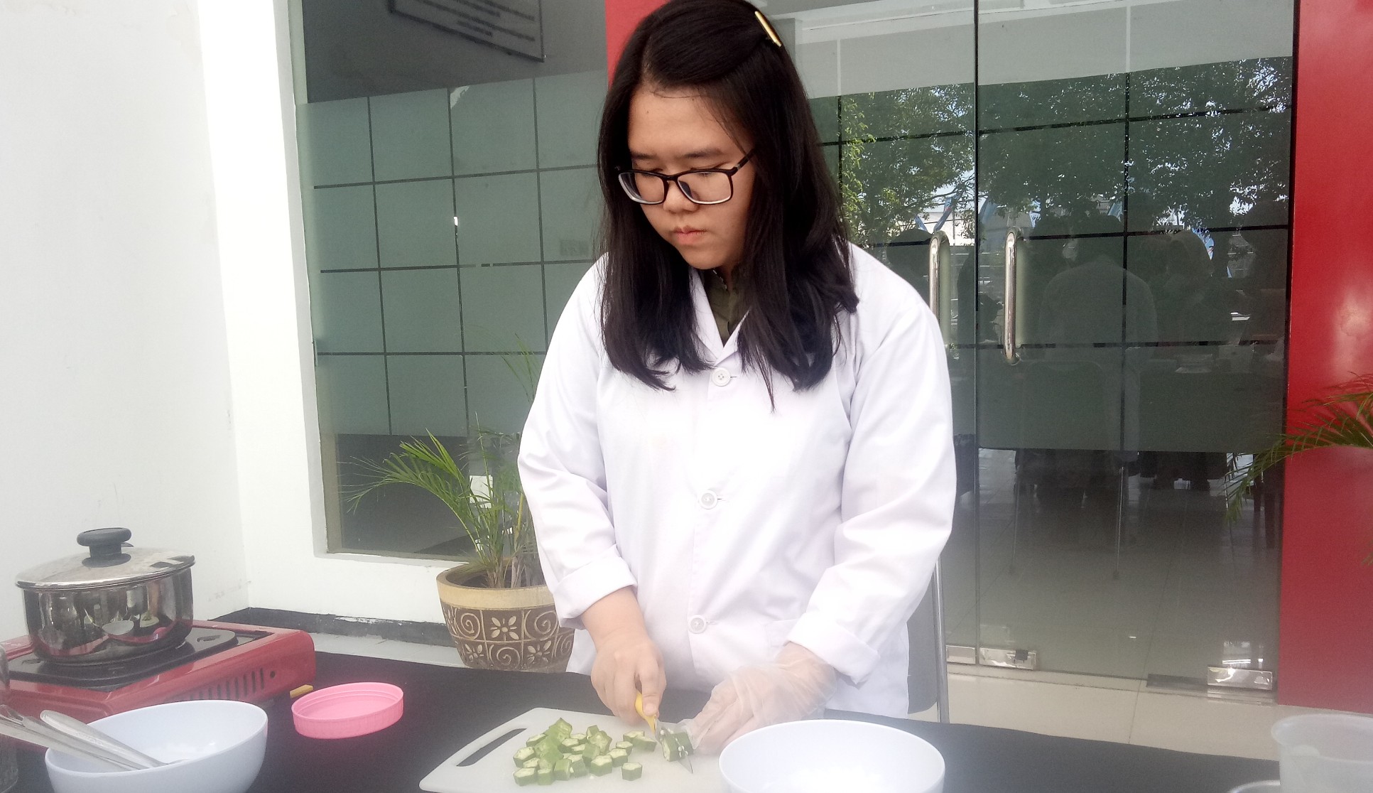 Indrawaty Paramitha Halim, Mahasiswa Program Studi Biologi (Bioteknologi) Fakultas Teknobiologi Universitas Surabaya (Ubaya)  Saat membuat Yokra, Rabu, 24 Juli 2019. (Foto: Pita/Ngopibareng.id)