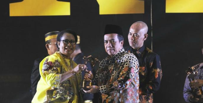 Menteri Pemberdayaan Perempuan dan Perlindungan Anak (PPPA) Yohana Yembise menyerahkan piala kepada Bupati Pasuruan Irsyad Yusuf. Pasuruan memperoleh penghargaan sebagai Kabupaten Layak Anak (KLA). (Foto: Dok Humas)