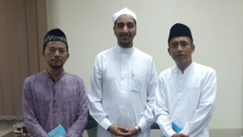 Ketua PP GP Ansor Luthfi Thomafi (kanan) dan Falahuddin Nur Halim, anggota Syuriyah PCI NU Mesir, foto bersama Syeikh Dr Mukhtar Muhsin, Kepala Bagian Pelatihan Darul Ifta’ Mesir. (Foto: ist/ngopibareng.id)