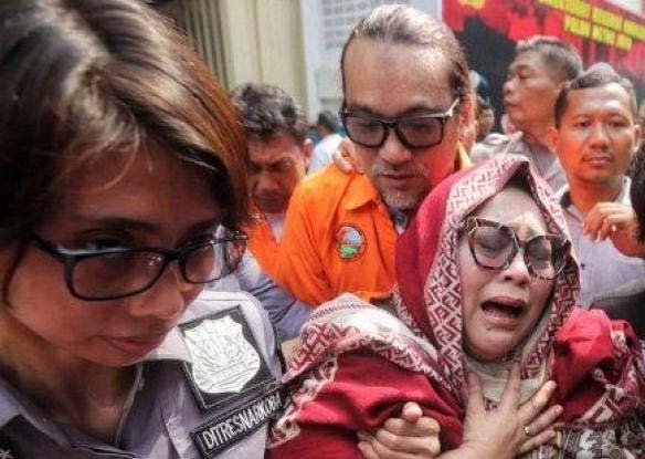 Nunung dan suaminya ketika diamankan polisi. (Foto:Antara)