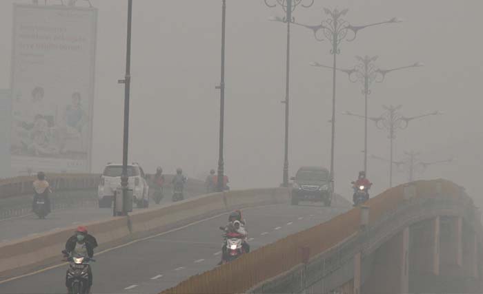 Pemandangan tertutup kabut di fly over Kota Pekanbaru, Riau. (Foto:Antara)