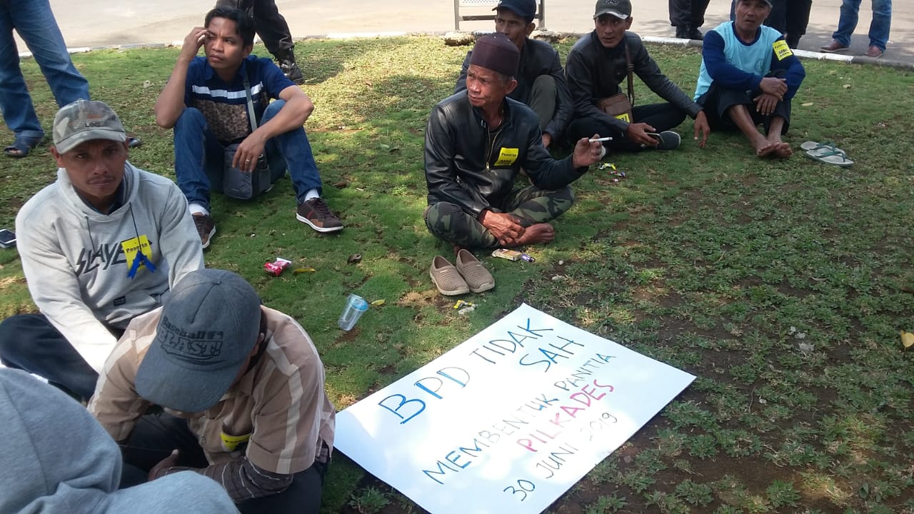 Selembar kertas yang berisi tuntutan masyrakat Desa Jambearjo, Kecamatan Tajinan, Kabupaten Malang (Theo/ngopibareng.id)