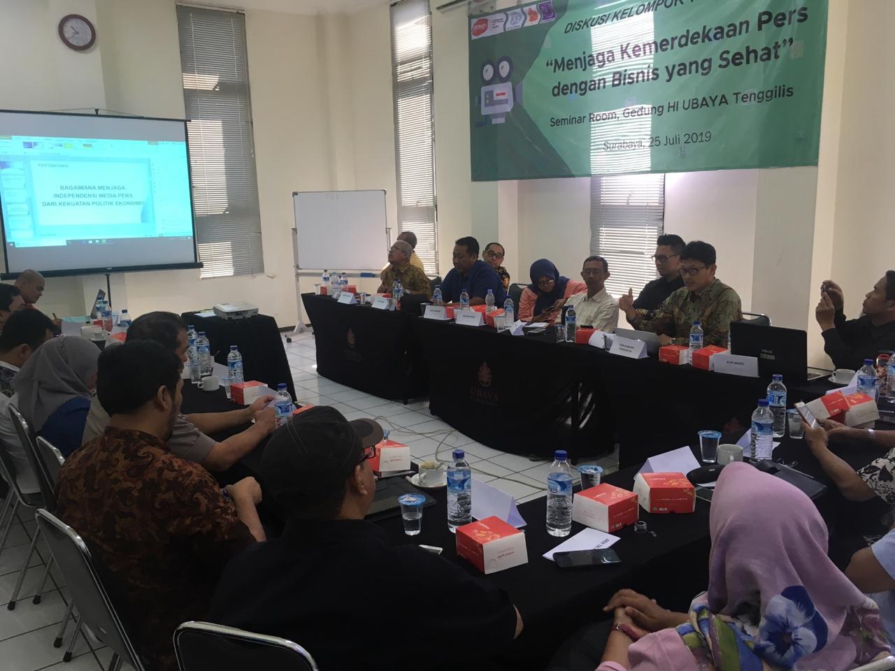 Diskusi kelompok terfokus bertema “Menjaga Kemerdekaan Pers dengan Bisnis yang Sehat”melibatkan multistakeholder media digelar di Universitas Surabaya, (Foto: ajisby for ngopibareng.id)