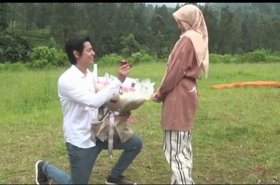 Roger Danuarta melamar Cut Meyriska di Puncak, Bogor, Jawa Barat, pada 16 Juli 2019. (Foto: Vlog #RogerChikaJourney)