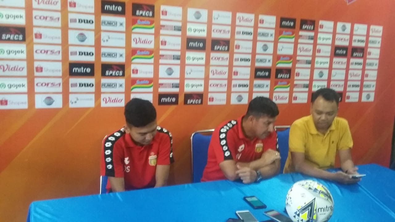 Dari kiri ke kanan: Dendi Sulistyawan (penyerang Bhayangkara FC), Angel Alfredo Vera (Pelatih Bhayangkara FC) dan Irfan (Translator), ketika jumpa per di kantor Arema FC (Theo/Ngopibareng.id) 