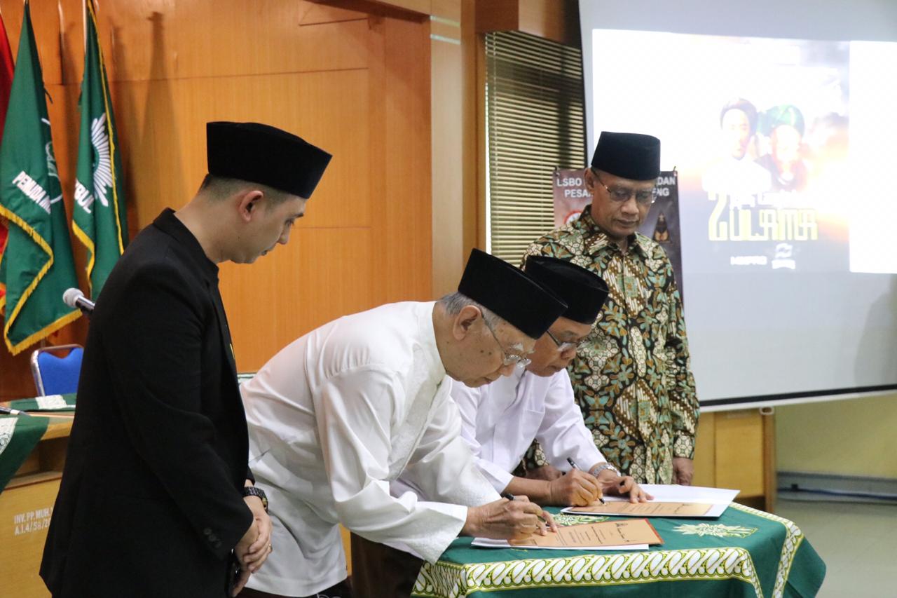 Pengasuh Pesantren Tebuireng, KH Salahudin Wahid bersama Haedar Nashir di Jogjakarta. (Foto: ist/ngopibareng.id)