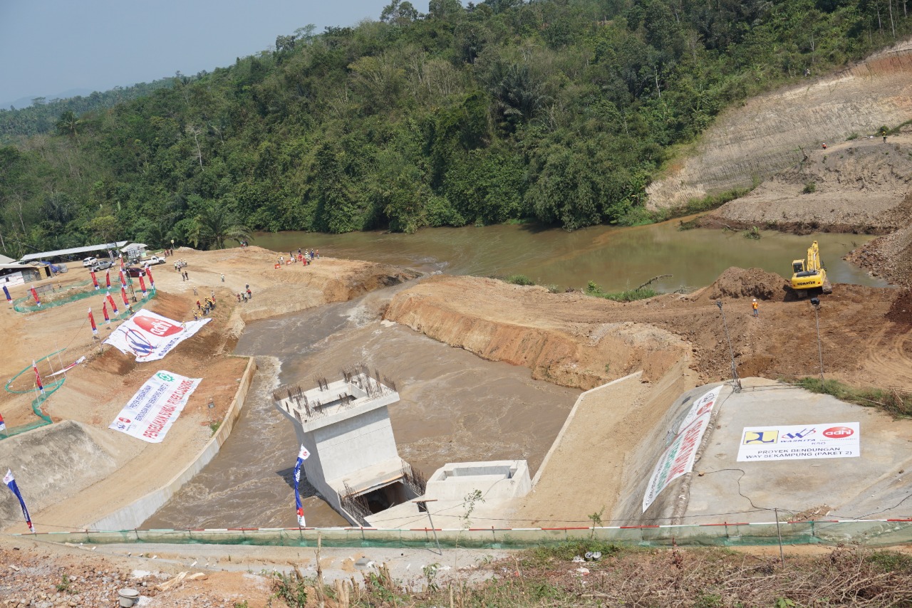 Proses pengelakan sungai way sekampung untuk proses konstruksi di bekas aliran sungai. (Foto: Dok PT Waskita)