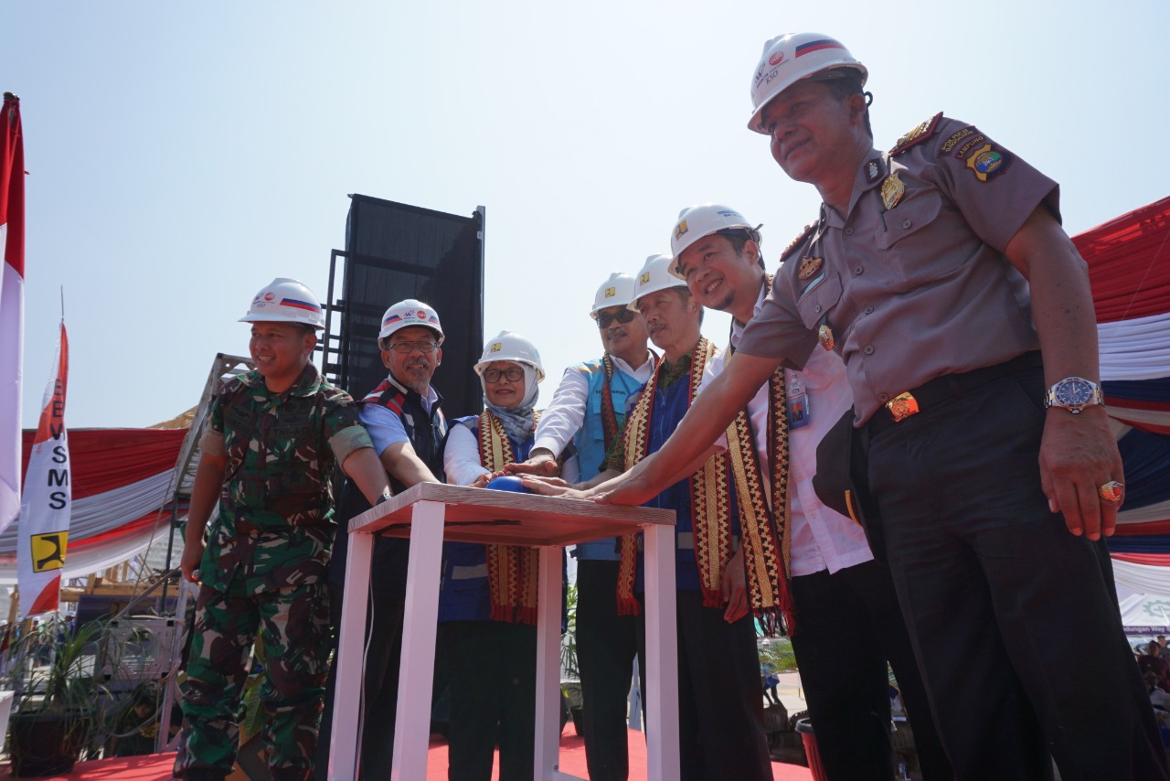 Pengelakan sungai ditandai dengan penekanan tombol bersama oleh PT Waskita Karya bersama jajaran muspida Kabupaten Pringsewu, Lampung. (Foto: Dok PT Waskita Karya)